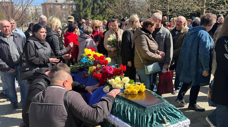 До 40-річчя залишалися лічені дні: у Страсну п'ятницю Шостка попрощалася з полеглим захисником