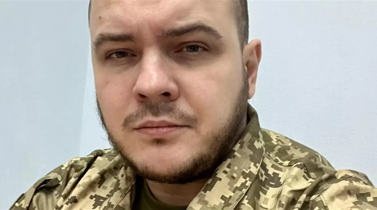 Журналіст і військовий Петро Шуклінов продав на аукціоні три портрети Залужного задля ППО в Херсоні