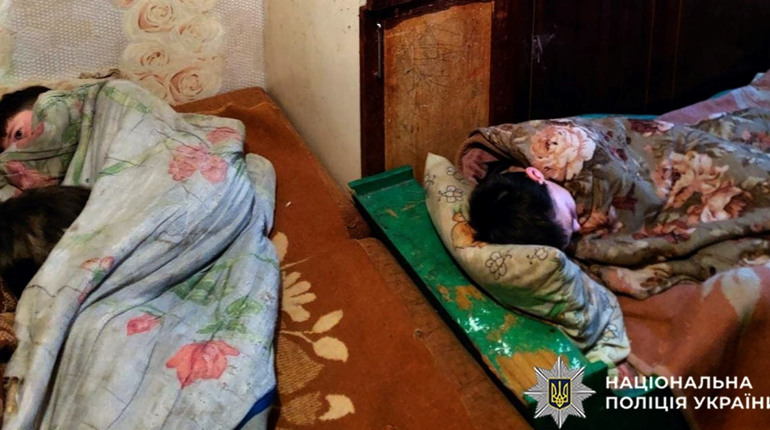 У Славуті через жебрацтво та антисанітарію у матері вилучили п’ятьох дітей