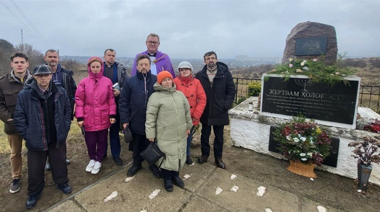 Католики та протестанти Південноукраїнська разом молилися за євреїв, загиблих у Голокості