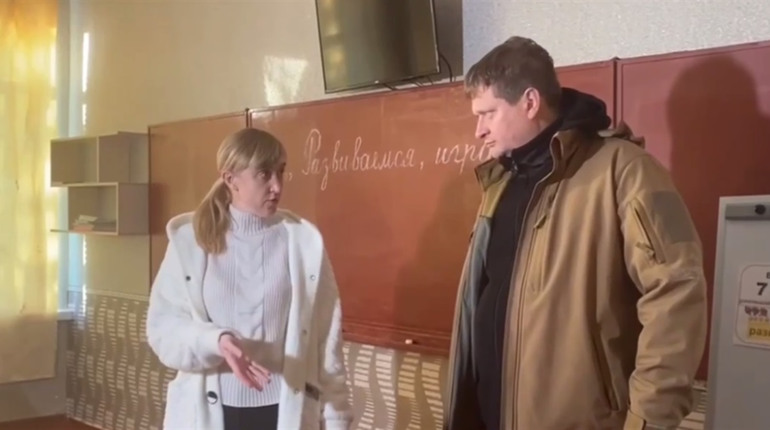 Про ремонт школи в окупації на Херсонщині розповідають чиновнику, який ледь стоїть на ногах (ВІДЕО)