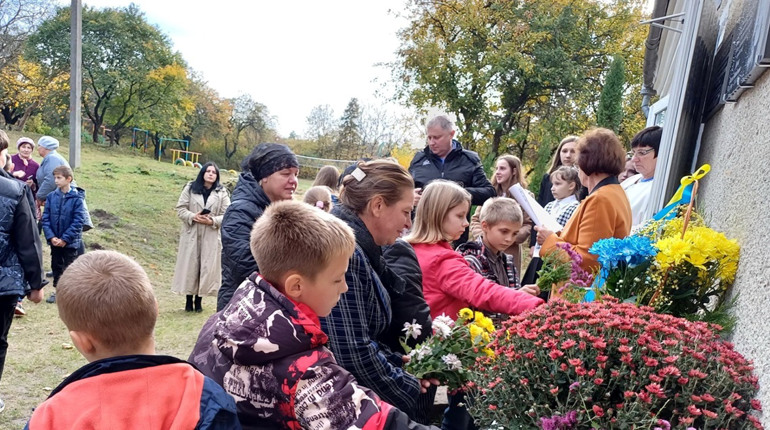 На Кременеччині відкрили меморіальну дошку памʼяті українського Героя