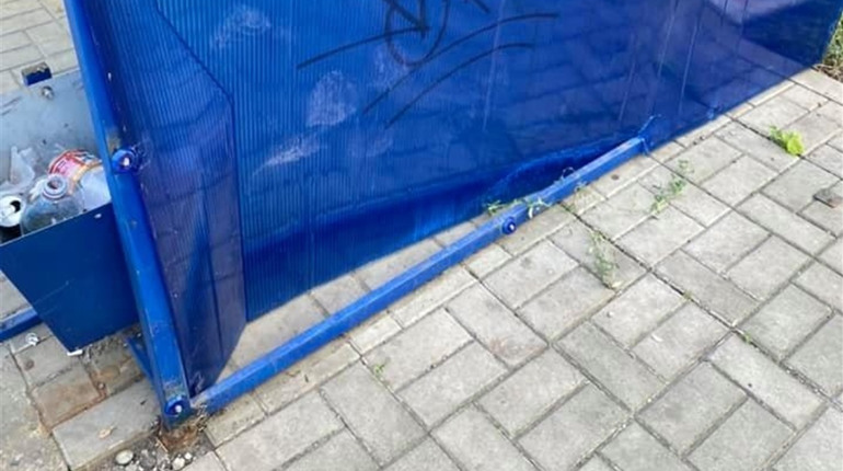Група неповнолітніх розтрощила зупинку у Волновасі. Відео