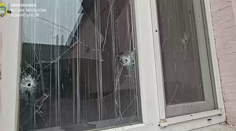 На Херсонщині окупанти завдали ударів по житлових будинках, критичній та соціальній інфраструктурі
