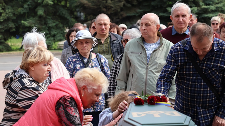 Врятував не одне життя: у Південноукраїнську попрощалася із бойовим медиком Геннадієм Жевегою