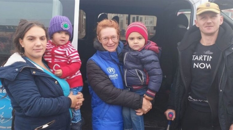 Все їхнє дитяче життя-це війна: сім’я з Гусинки виїздила під звуки дронів над рідною хатою