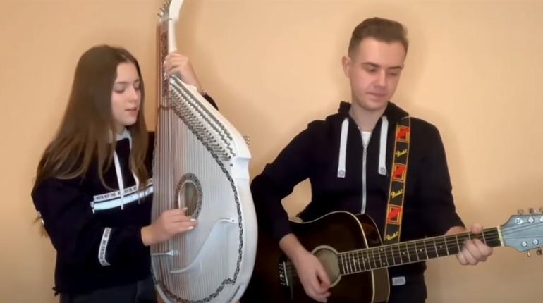 Талановитий дует з Чортківщини, що гармонійно поєднує бандуру, гітару та вокал