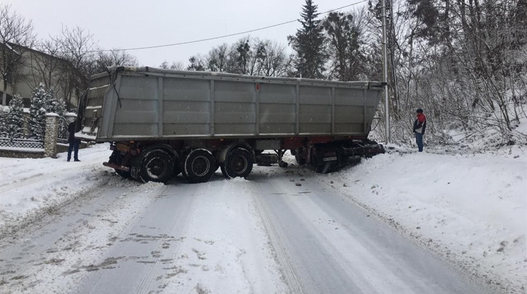 Вантажівку розвернуло поперек дороги у Кременці