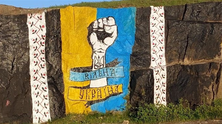 На скелях Південного Бугу з'явився патріотичний мурал. Його створили не художники, а прості люди