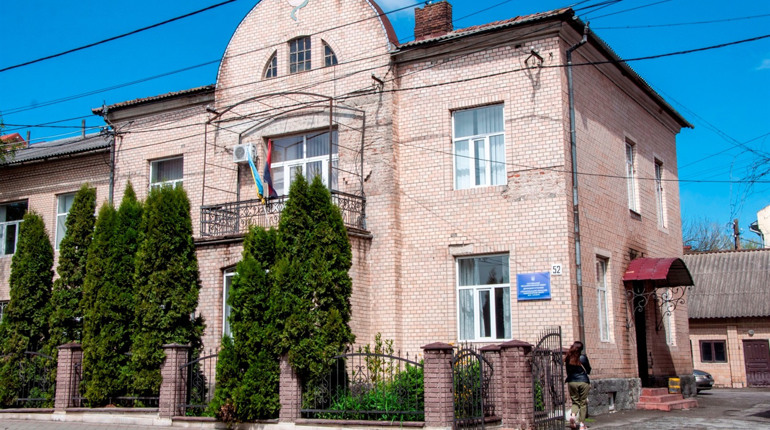 Відтепер у Чорткові у державній лабораторії відбирають ПЛР-тести і знімають додаток «Дій вдома»