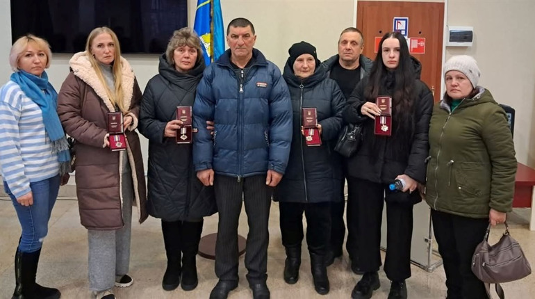 Орденом «За мужність» ІІІ ст. нагороджені (посмертно) четверо шосткинських захисників