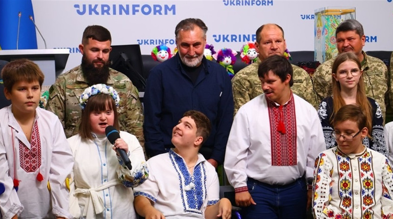 Пліч-о-пліч заради життя: як мистецтво об’єднало воїнів і дітей