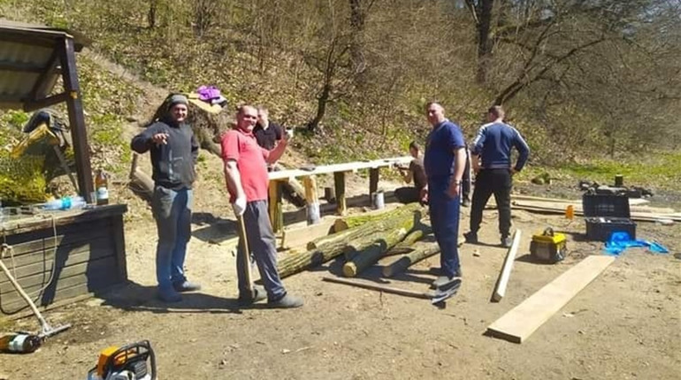 Прибрали, ще й кашу зварили: як на маленькому хуторі у Золотоноші творять великі справи