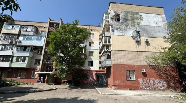 Окупанти били по Херсону авіабомбами: пошкоджено 24 будинки