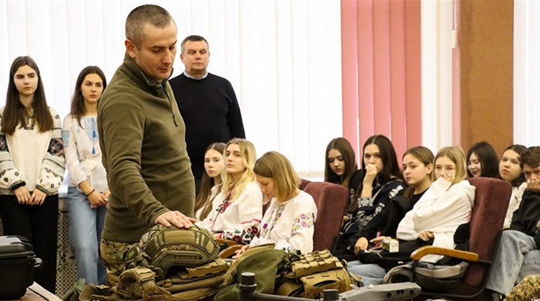 Нетішинські гвардійці провели урок мужності для старшокласників академічного ліцею