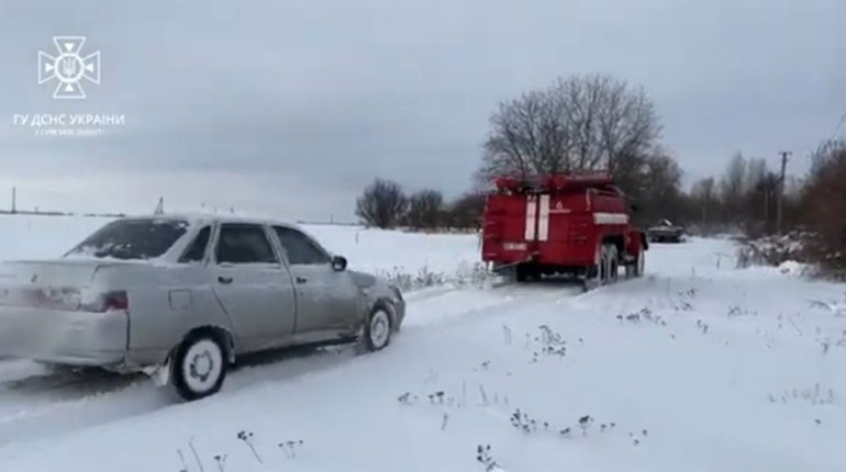 В Крижику рятувальники витягли зі снігового замету авто, в якому була сім'я з трирічною дитиною