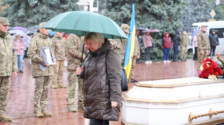 Ішов першим у бій і не відступав: у Південноукраїнську попрощалися з Денисом Тяжельніковим
