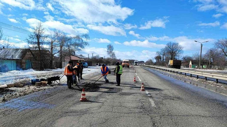 На Харківщині ремонтують дороги: відновлення автошляхів стартувало і на Сахновщині