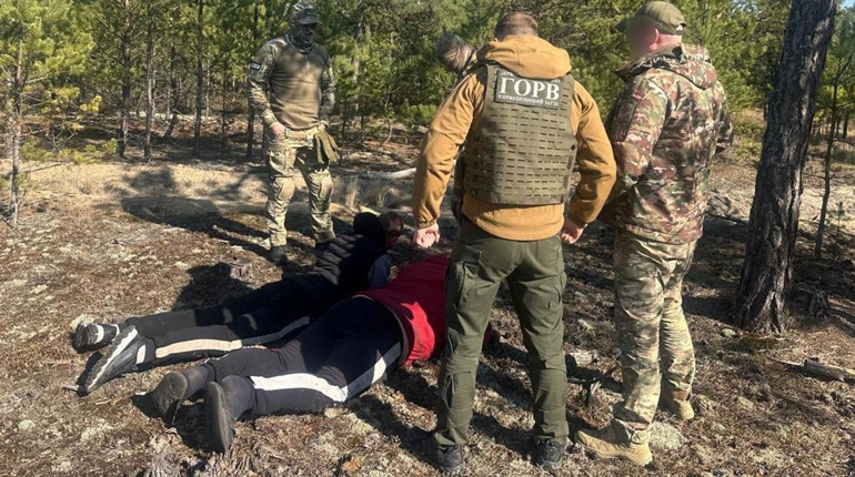Жителів Сарненського району затримали на організації виїзду за кордон: один із них — неповнолітній