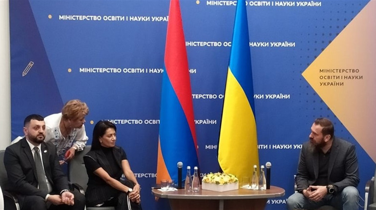 Навчальним закладам Луганщини передано гаджети від уряду Вірменії. Що саме отримали