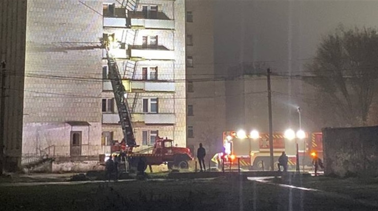 Пожежа у гуртожитку Жовтих Вод: рятувальники ліквідували займання на 4-му поверсі