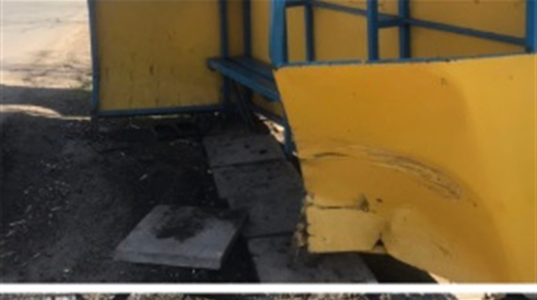 Водія, який протаранив автобусну зупинку у Біляївці, знайшли за кілька годин. Він її відремонтує