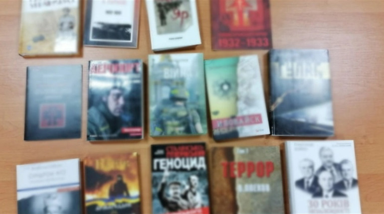 У Новотроїцьку росіяни палять книжки