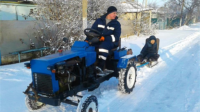 Житель Майорів Андрій Алаликін з власної ініціативи розчищає тротуари в селі 