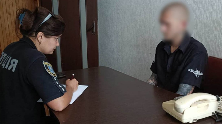 У Шостці дворічний хлопчик вистрелив собі в плече