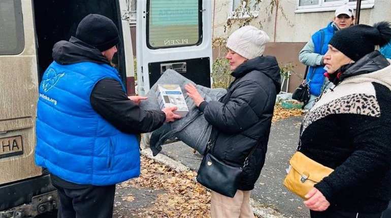 Мешканці мікрорайону "Лазурний" у Покровську отримали гуманітарну допомогу після обстрілів