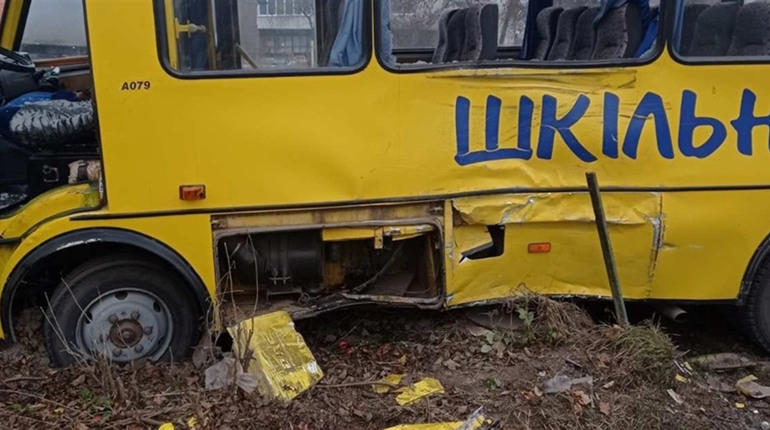 Автобус із школярами потрапив у аварію в селі Бишів Червоноградського району. Постраждали 8 дітей