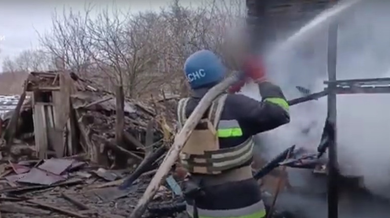 На Шосткинщині рятувальники ліквідовували пожежу, спричинену ворожим обстрілом (відео)