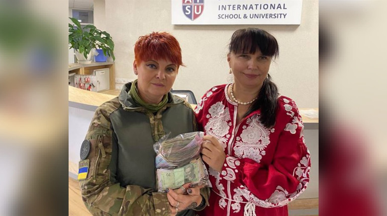 Учні та вчителі приватної школи в Києві передали Інні Марченко майже 65 тисяч гривень для ЗСУ