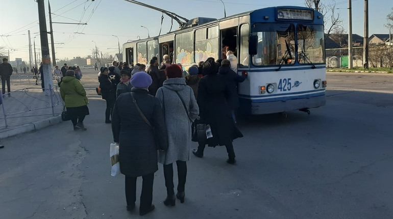 У Херсоні попри заборону пересування у громадському транспорті понад 10 осіб, натовпи у транспорті