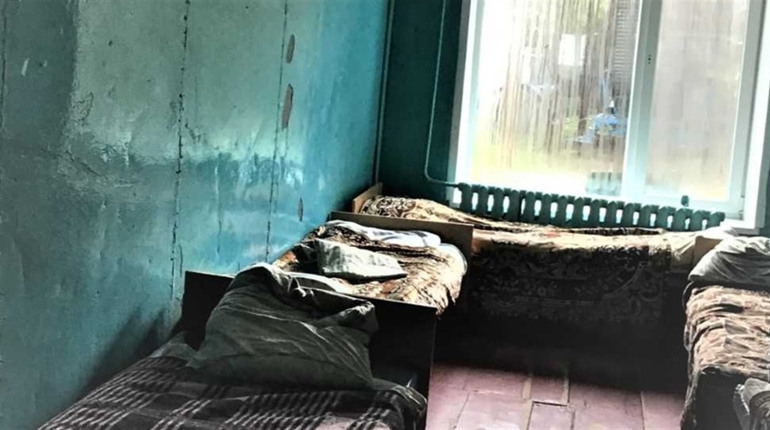 У дірявому взутті та одязі і в неналежних умовах живуть підопічні психоневрологічного інтернату