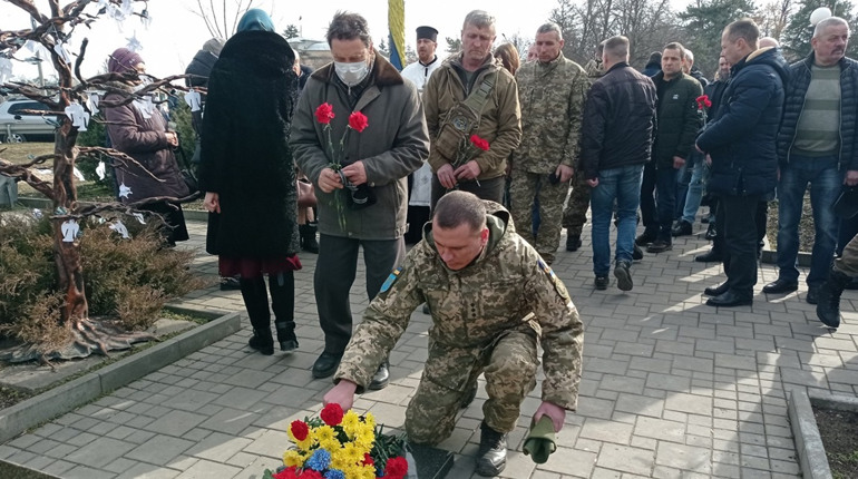 Спільною молитвою та покладанням квітів первомайці вшанували пам’ять Героїв Небесної Сотні