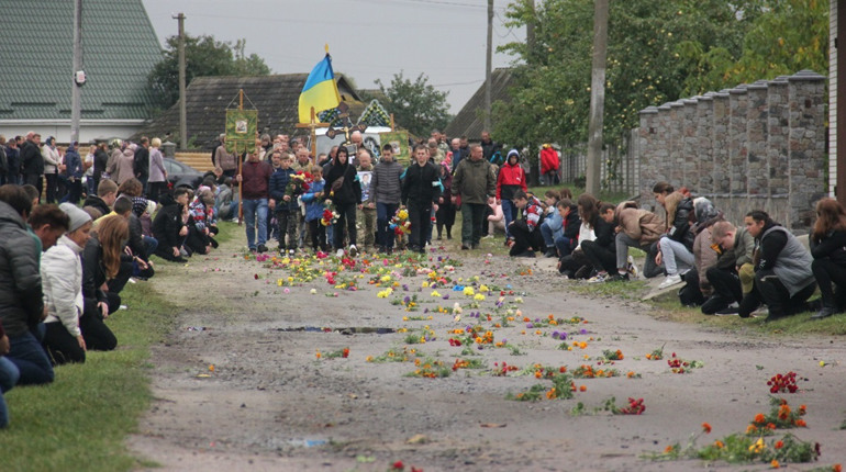 Він не міг покинути своїх хлопців: у Павлівці попрощались із офіцером Олександром Кособуцьким