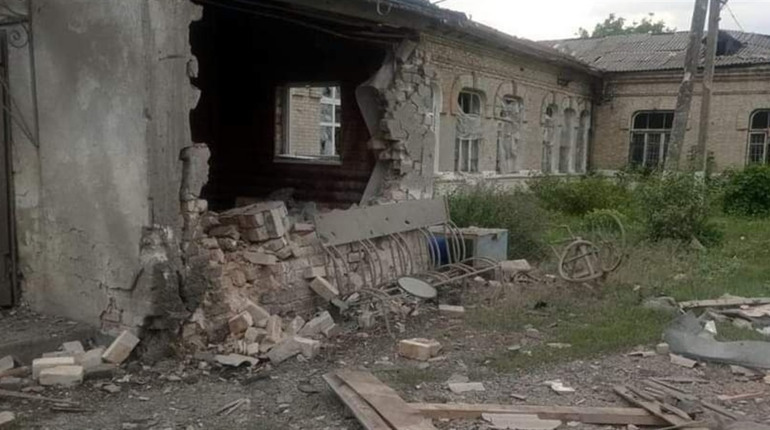 Курахове знову обстрілюють. Жителів закликають покинути область