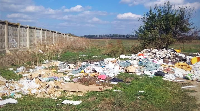 Інспекція з благоустрою встановила, хто створив стихійне звалище поруч з Комарова. Будете здивовані