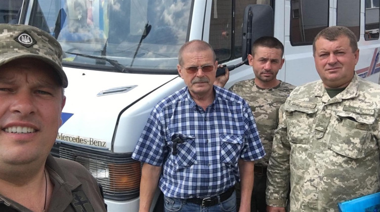 Родина волонтерів з Володимирця передала свій транспорт на ЗСУ