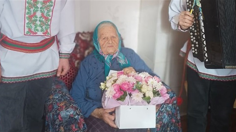 Понад 40 років віддала роботі у лікарні: на Звягельщині привітали 90-річну ювілярку Галину Белоус