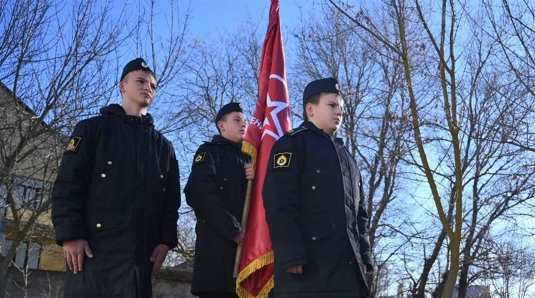Російські окупанти у Щасливцеве назвали дитячий загін “Юнармії” іменем Стремоусова
