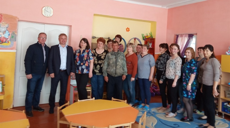У найкращому в області дитсадку в Антонівці силами батьків і за підтримки мецената міняють підлогу