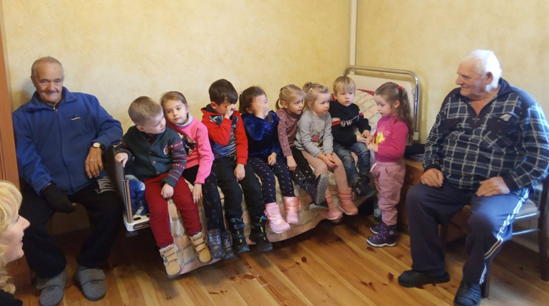 Подарунки від дошкільнят: малеча відвідала Будинок милосердя