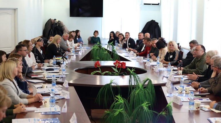 Про підтримку дітей та сімей, які постраждали від війни, говорили у Хмельницькому за круглим столом