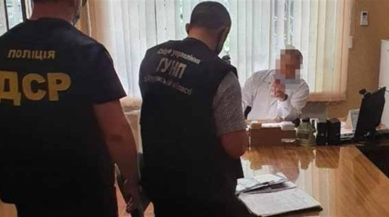 У Генічеську судитимуть за хабарництво колишнього керівника ЦПМСД