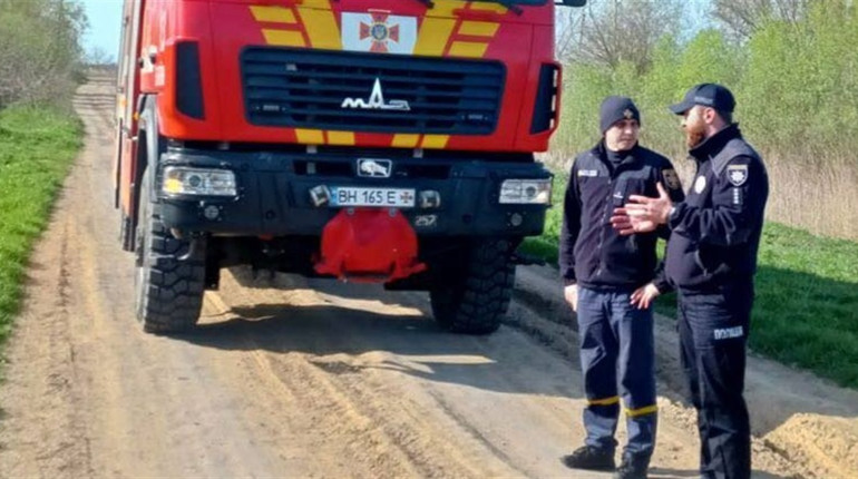 Поліцейський офіцер Біляївської громади помітив пожежу в плавнях і допоміг її загасити