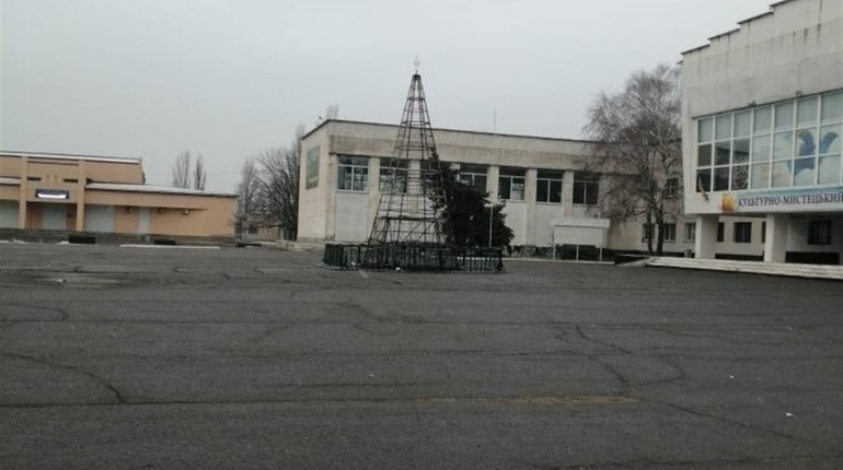 У Чаплинці відновили ялинку, яка вщент згоріла. Здається, вона тепер без гірлянди (фото)