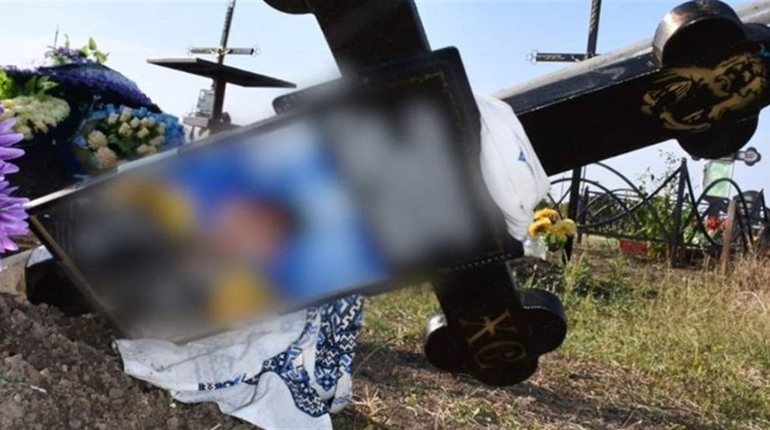 Нічого святого: на Миколаївщині невідомі познущалися над могилами загиблих Захисників України