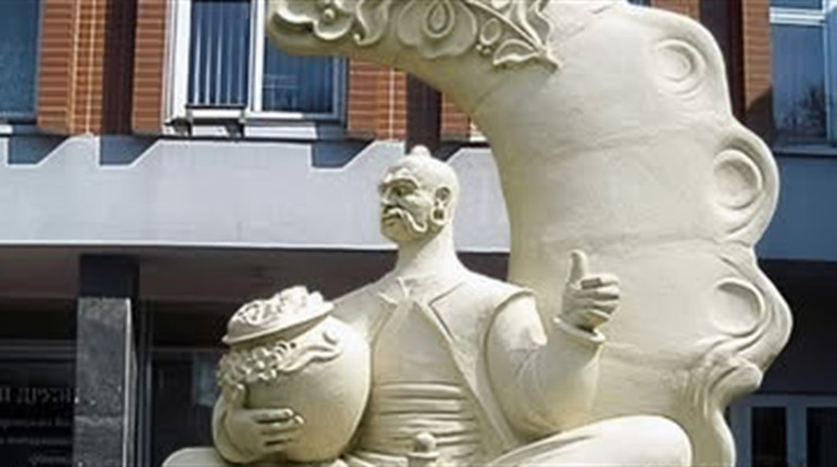 Де встановлений пам’ятник Варенику?
